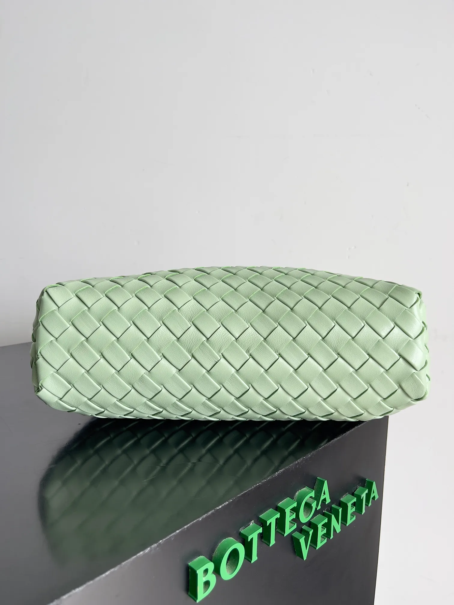 Batch 2260 BOTTEGA VENETA Lady's LAUREN CLUTCH Chain Clutch was inspired by 40 years ago. It is a perfect fusion of classic and modern bags. It is effortless and fashionable for any occasion and at any time. The newly added detachable metal chain allows people to have more ways to carry it. It is grand and elegant. Style No.: 785807 Size: 31.5*16.5*11cm